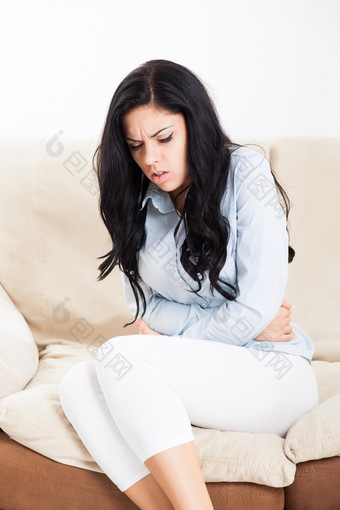 生病的女人握着的手上胃疼图片