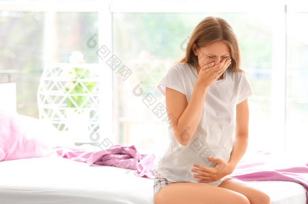 年轻孕妇患有中毒在家的<strong>早晨</strong>