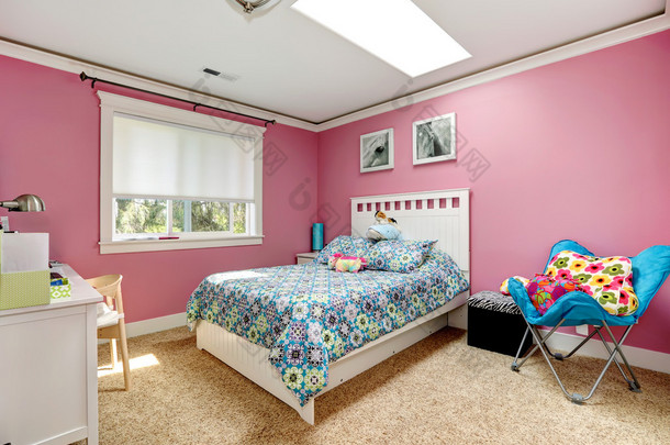 美丽的女孩粉红色的卧室