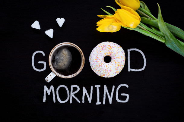 早上好食物: 釉面甜甜圈、 杯黑咖啡和黄色郁金香