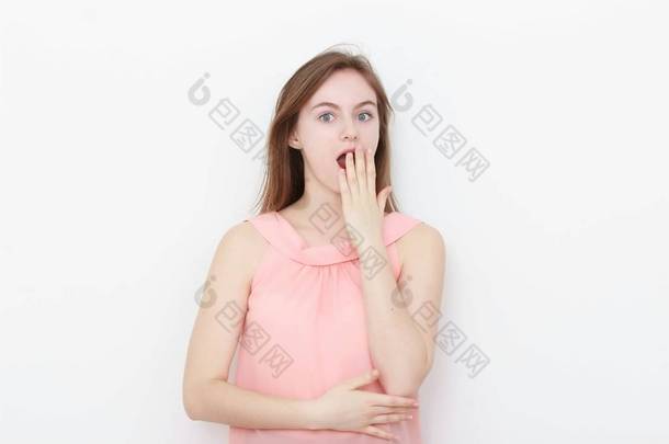 年轻随便的女人，穿粉红色衬衫孤立在白色背景室画像