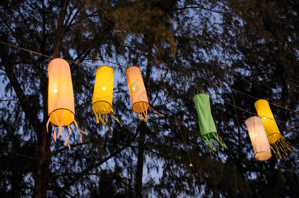 晚上在树上挂着中国灯笼.