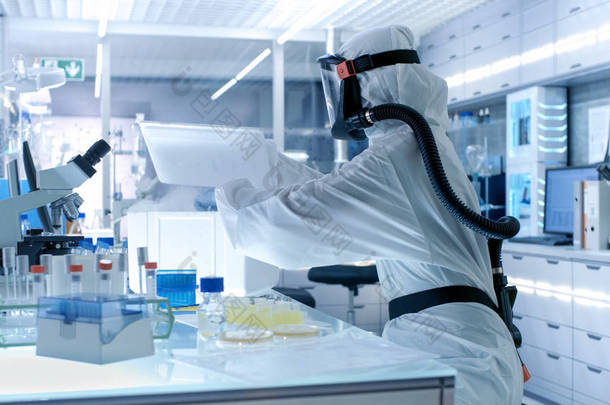 医学<strong>病毒</strong>学研究科学家从事与穿上防护衣 