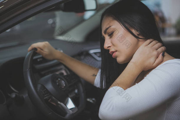 美丽的年轻女子揉她的脖子, <strong>感觉</strong>疼痛后, 长时间的驱动器。女司机在车祸中鞭伤后颈部疼痛严重。医疗保健、安全、疼痛概念