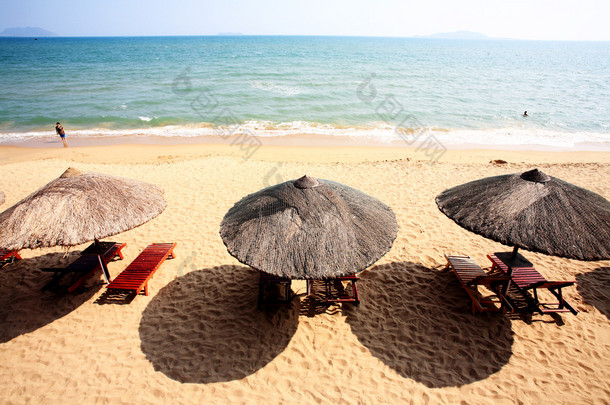 遮阳伞和椅子上海滩，<strong>三亚</strong>，中国