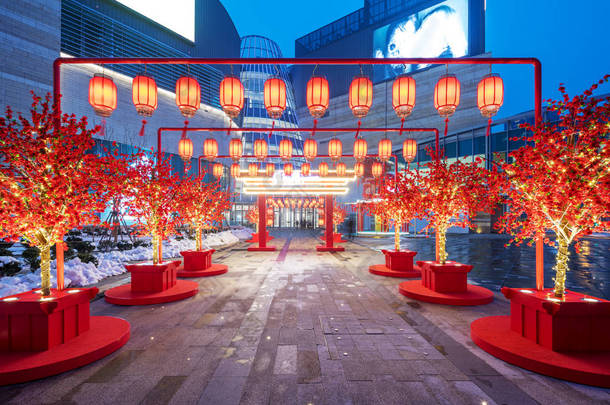 中国节日办公大楼前的红灯笼