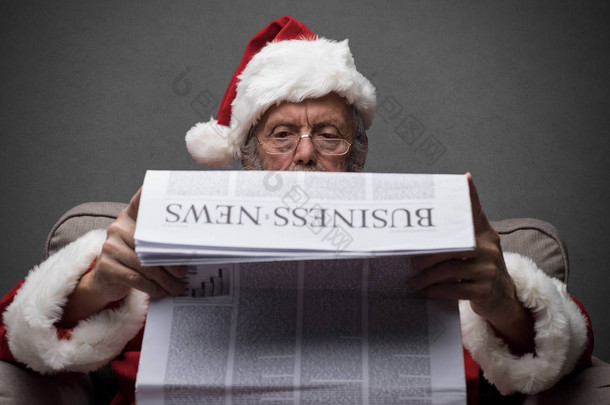 圣诞老人阅读商业新闻