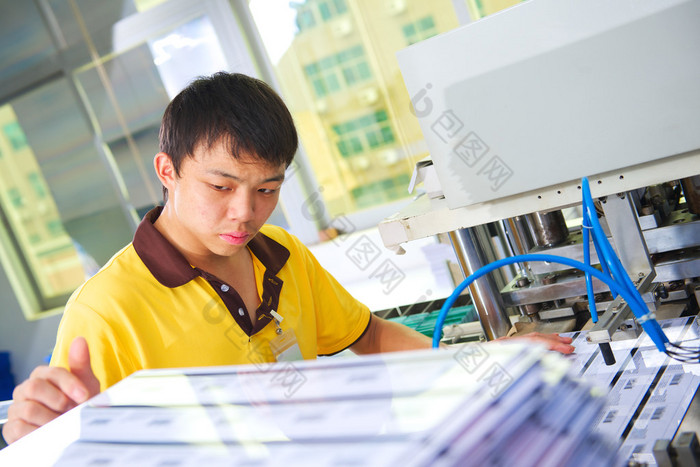 塑料卡生产厂的中国工人