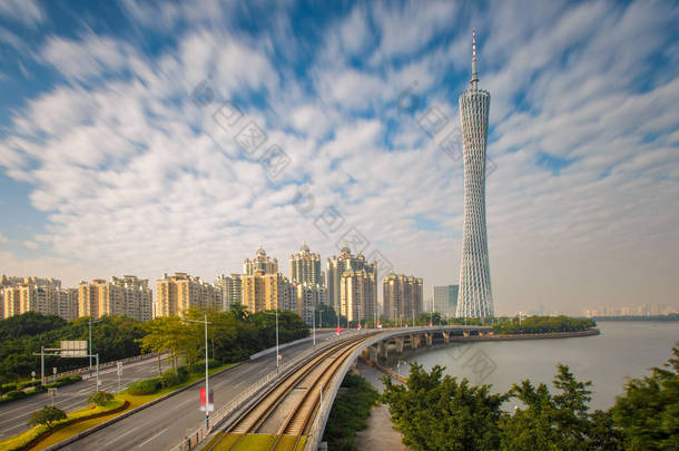 在阳光灿烂的日子，中国的城市景观的广州市。