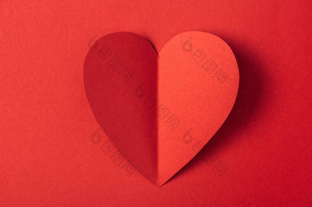 心形纸卡的顶部视图隔离在红色与复制空间, st 情人节概念