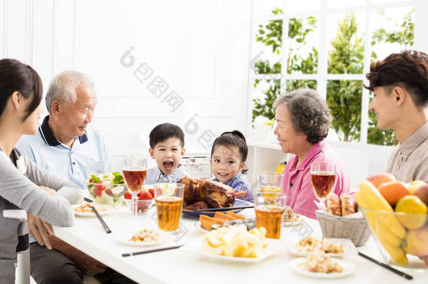 <strong>快乐的</strong>亚洲家庭在家里吃饭