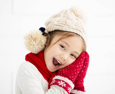 快乐的小女孩，在冬天的衣服