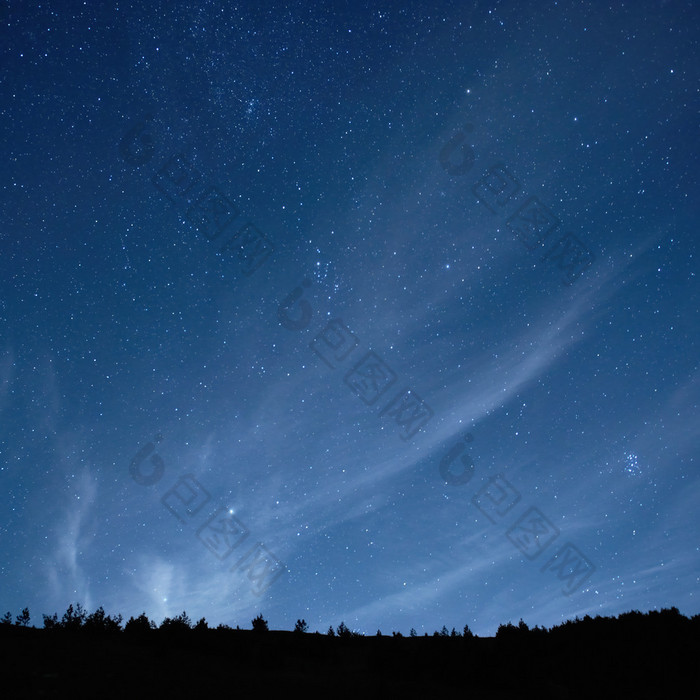 漆黑的夜晚星星的蓝天.