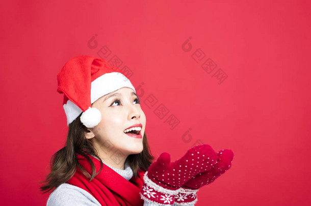 快乐的女孩，头戴圣诞帽，抬头