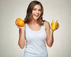 微笑的妇女拿着橙果和玻璃汁, 健康的新鲜食物和饮料概念 