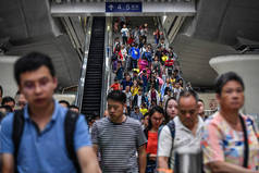 2018年10月1日, 在中国南方广东省广州市为期一周的国庆节假期中, 中国游客和乘客聚集在广州南站