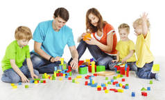 家庭和孩子们玩积木，父母儿童玩具