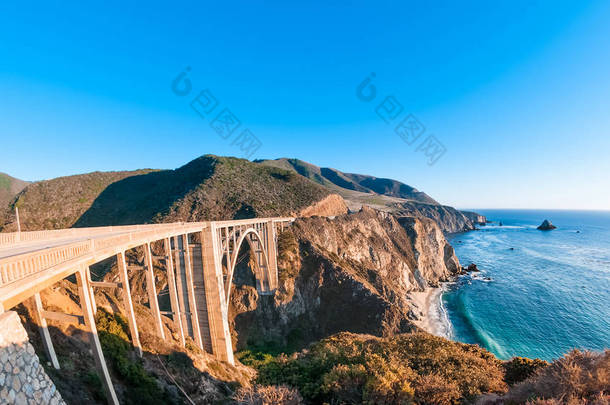 比克斯比桥在太平洋海岸公路，加利福尼亚州