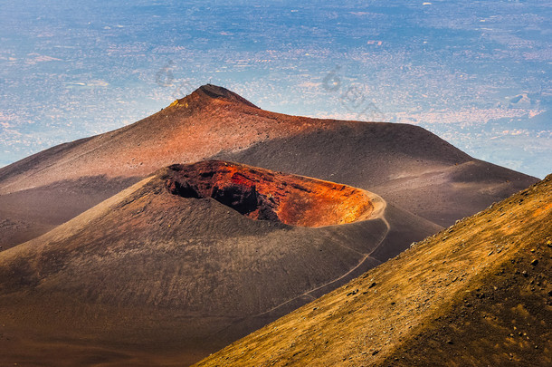 埃特纳<strong>火山</strong>与卡塔尼亚在背景下，sici 的多彩<strong>火山</strong>口