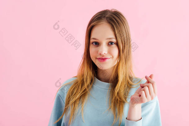 快乐 漂亮的 少女 捕捉 手指 隔离 在 粉红色