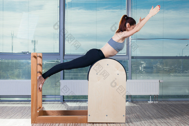 普拉提、 健身、 运动、 训练和<strong>人们</strong>观念-微笑的女士上梯子桶做操