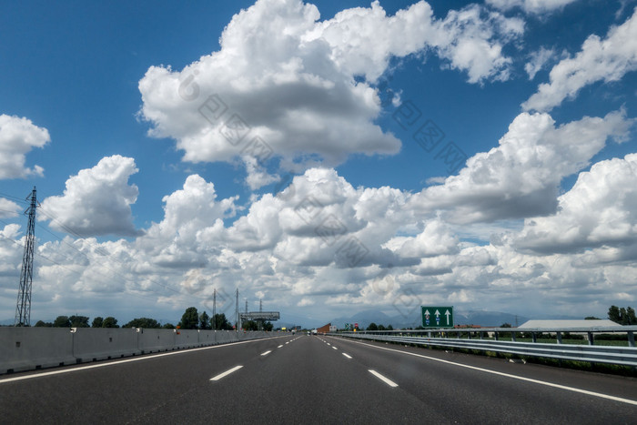  道路与蓝蓝的天空