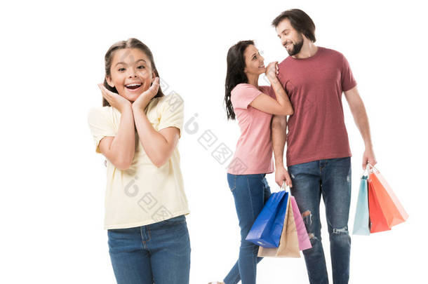 兴奋的孩子和父母的选择焦点在后面被隔绝的白色购物袋