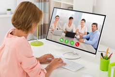 女人在计算机上的视频会议