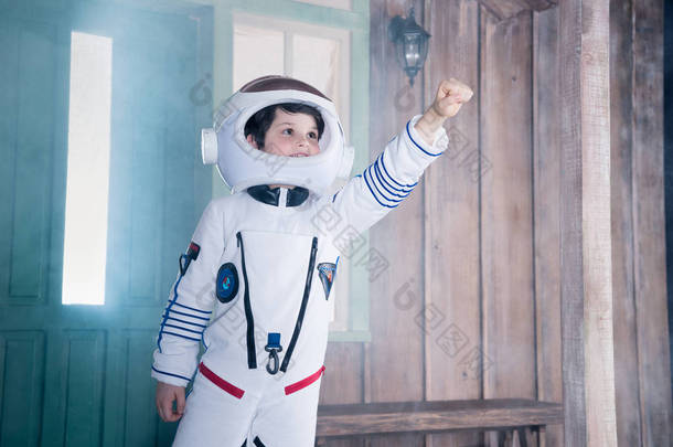 宇航员服装的男孩 