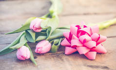 乡村木桌上的粉红色郁金香浪漫背景