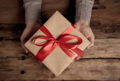 关闭可爱的礼品盒礼物与红色丝带和回收纸包裹在爱, 惊喜, 生日庆祝, 圣瓦伦丁节和母亲节的概念.