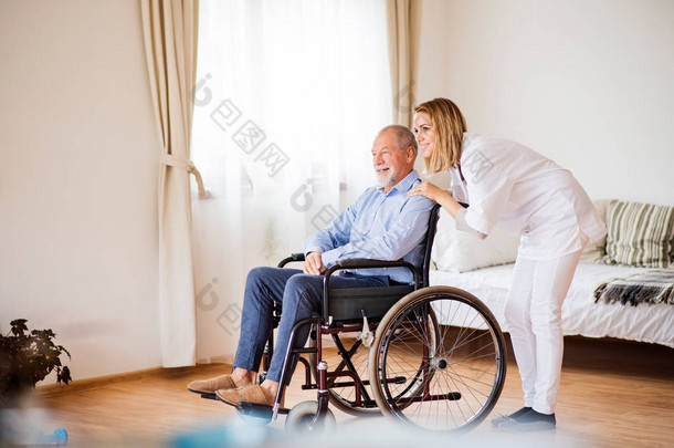 在<strong>家中</strong>坐轮椅的护士和老人.