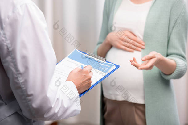 在咨询期间，孕妇的医生