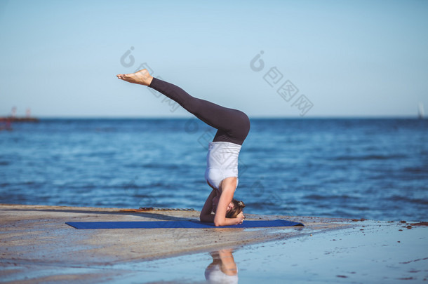 年轻的女人，海边，<strong>瑜伽</strong>练习