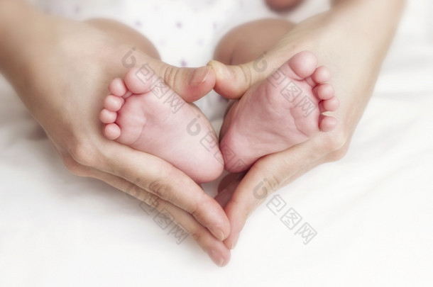 在母亲手中的新生婴儿脚