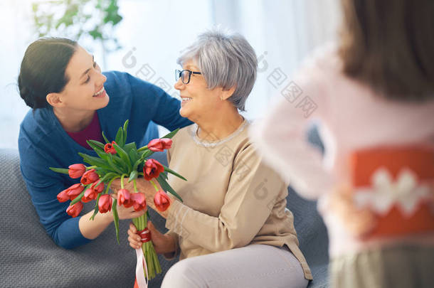 母亲节快乐!女儿给妈妈送鲜花