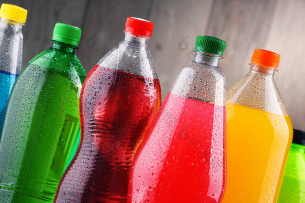 各种颜色的各种碳酸饮料的<strong>塑料瓶</strong>