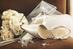 用白玫瑰和戒指的花束婚礼鞋