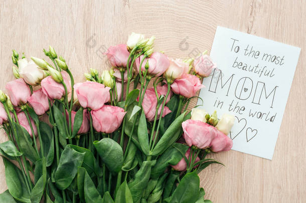 粉红色的豆瓣花和卡的顶视图与最美丽的妈妈在世界上字在木桌上