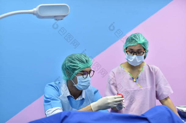 医生和<strong>护士</strong>正在进行盆腔手术。给在<strong>医院</strong>生孩子的女人.