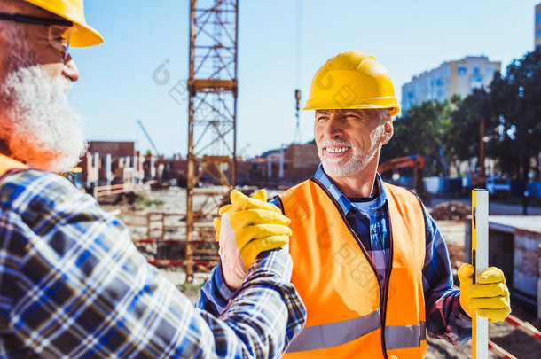建筑工人握手