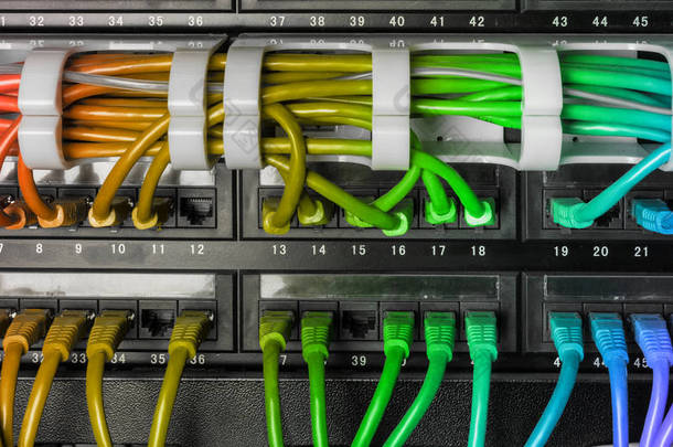 服务器机架与彩虹互联网跳线<strong>电缆</strong>