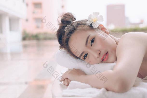 美丽的亚洲妇女放松与手按摩治疗在美容 spa。年轻快乐的女孩在温泉沙龙得到按摩。<strong>推拿</strong>疗法疗愈医学与<strong>保健</strong>理念. 