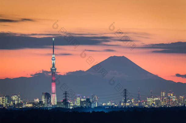 东京 Skytree 和富士<strong>山</strong>在那黄昏时分在<strong>冬季</strong>.