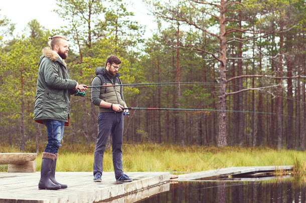年轻男子和甩竿钓鱼