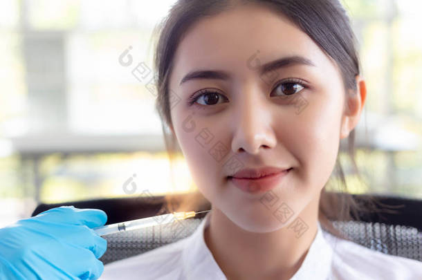 迷人的美丽的女人或顾客女孩得到满意和满意的质量, 在手术的临床上, 医生注射肉毒杆菌毒素 a 旁边下巴好看的脸在诊所形状