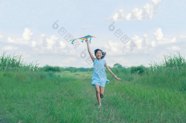 亚洲儿童女孩一起运行和快乐中汇总的草地上放风筝