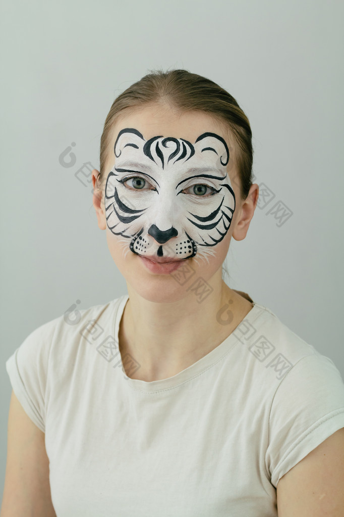 可爱的图片 绘画 女孩 生气了 年份  人名图片 嘉年华 工作室 白老虎