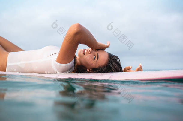 夏日假期, 美丽的年轻女子在冲浪板上放松<strong>身心</strong>