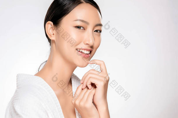 年轻美丽的<strong>亚洲女人</strong>,有着干净新鲜的皮肤.美女脸蛋的护理。面部治疗。化妆品、美容美发和温泉.